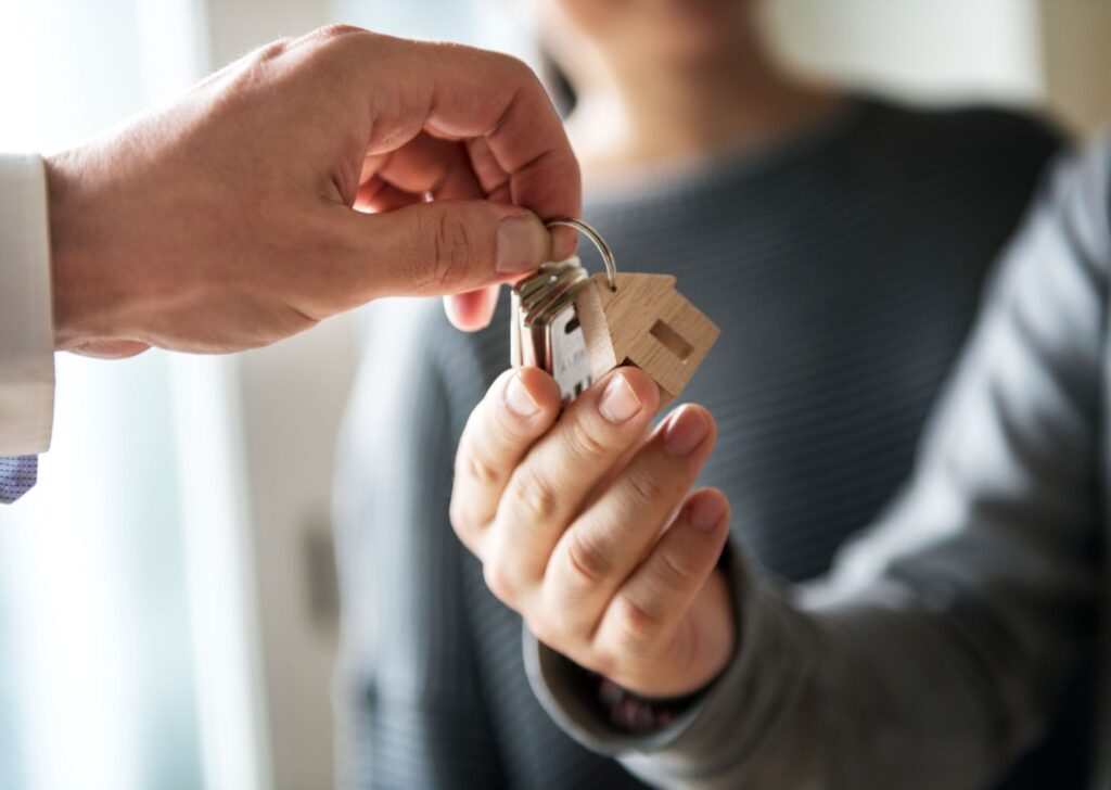 Propietario entregando las llaves de su apartamento tras una venta exitosa con Clikaz
